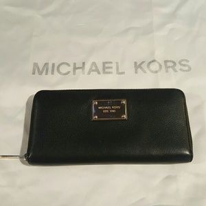 Mqichael Kors wallet